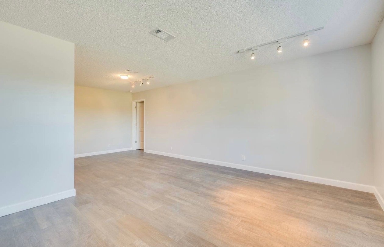 Jacksonville House: 6241 Cranberry Ln E