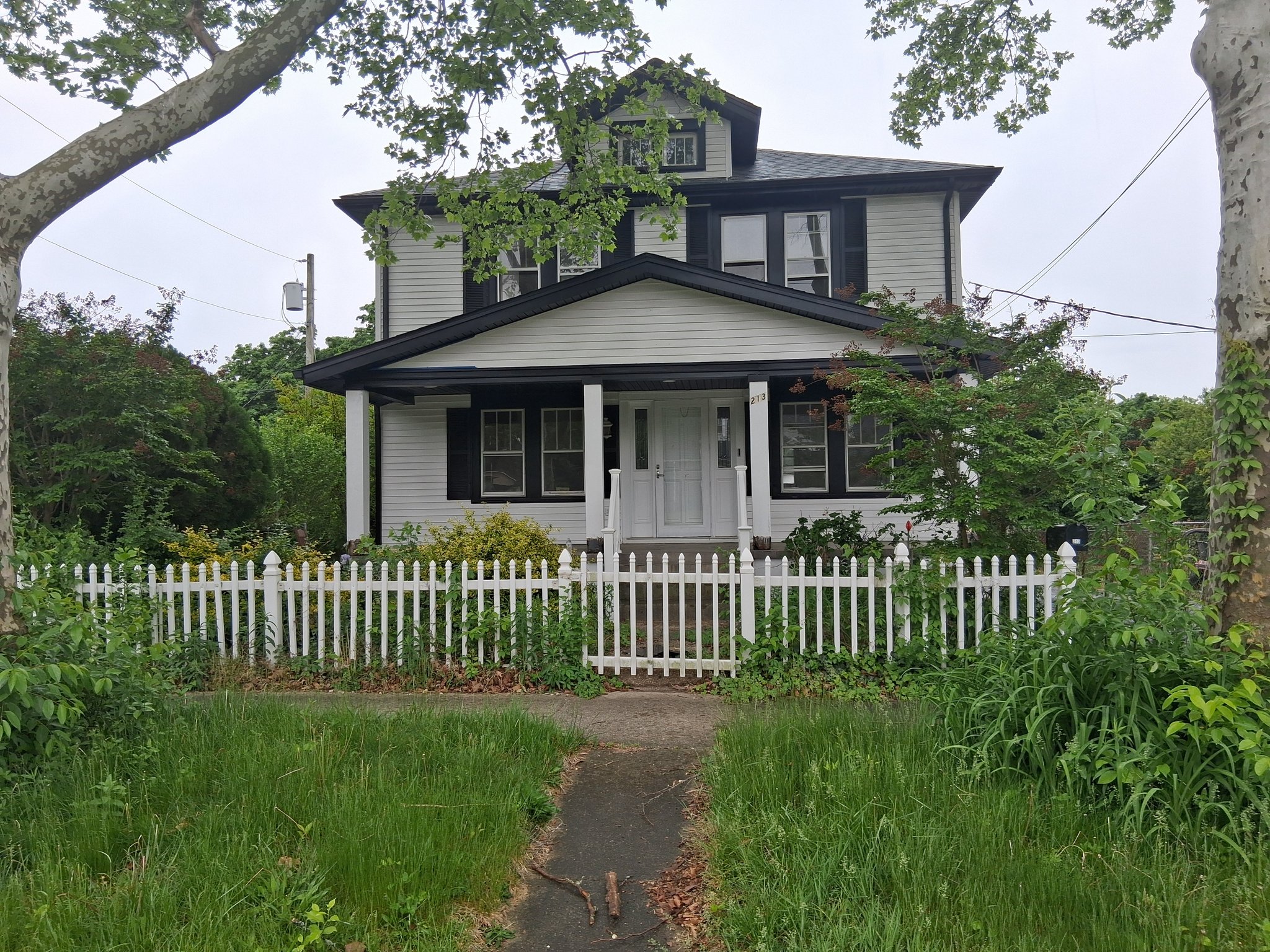 Vineland House: 213 W Quince St