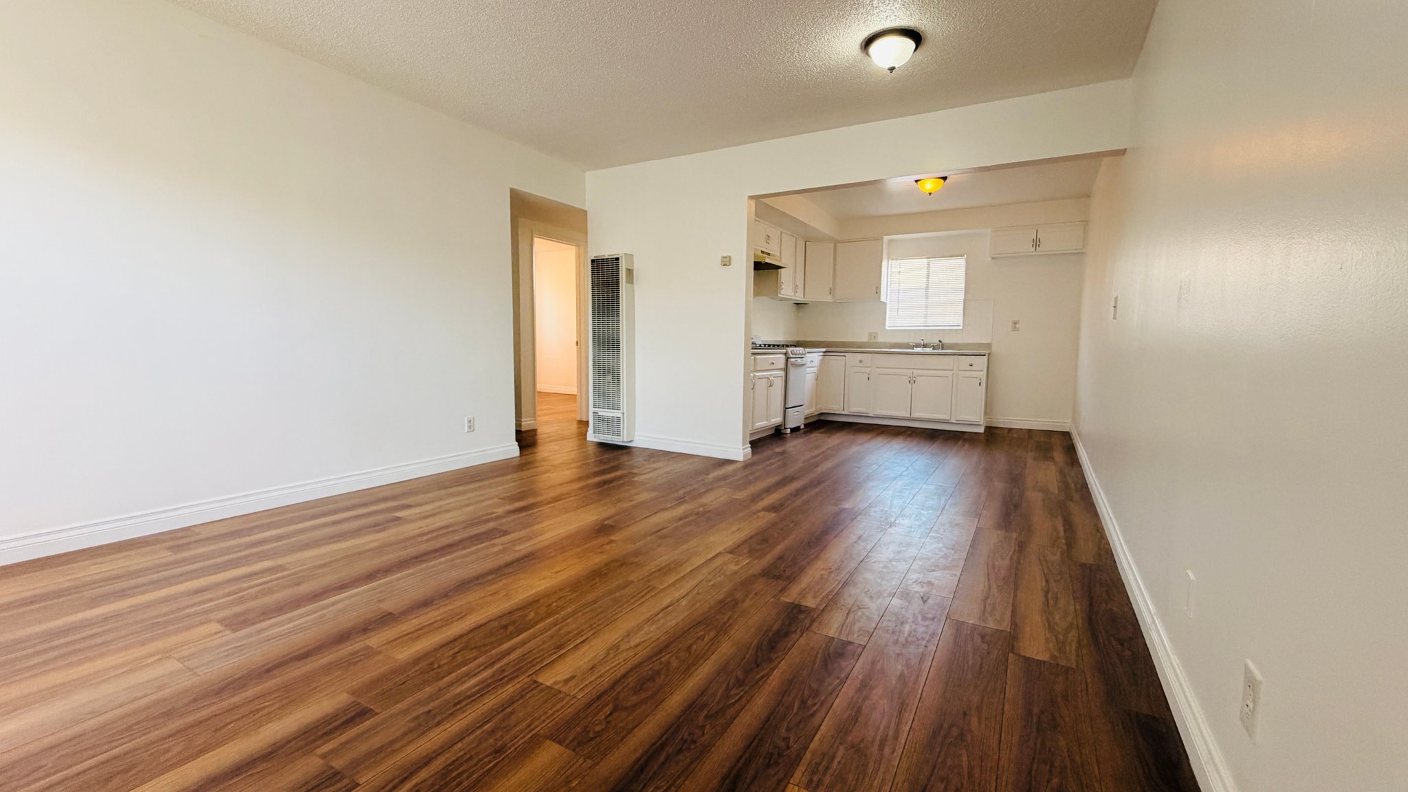Los Angeles Apartment: 1439 W 84th Pl