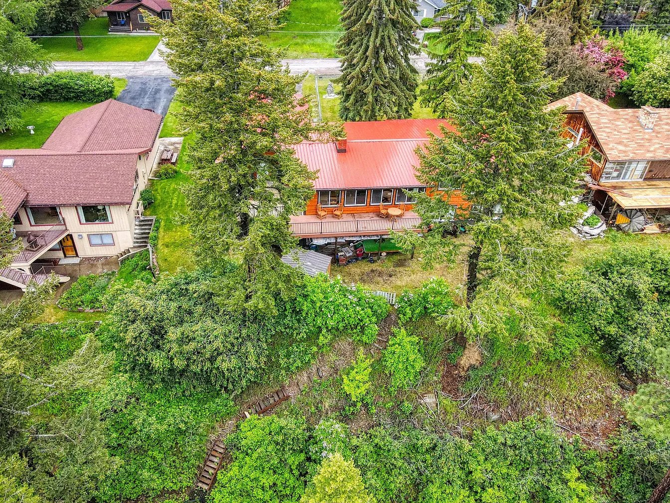 Columbia Falls House: 939 Vans Ave
