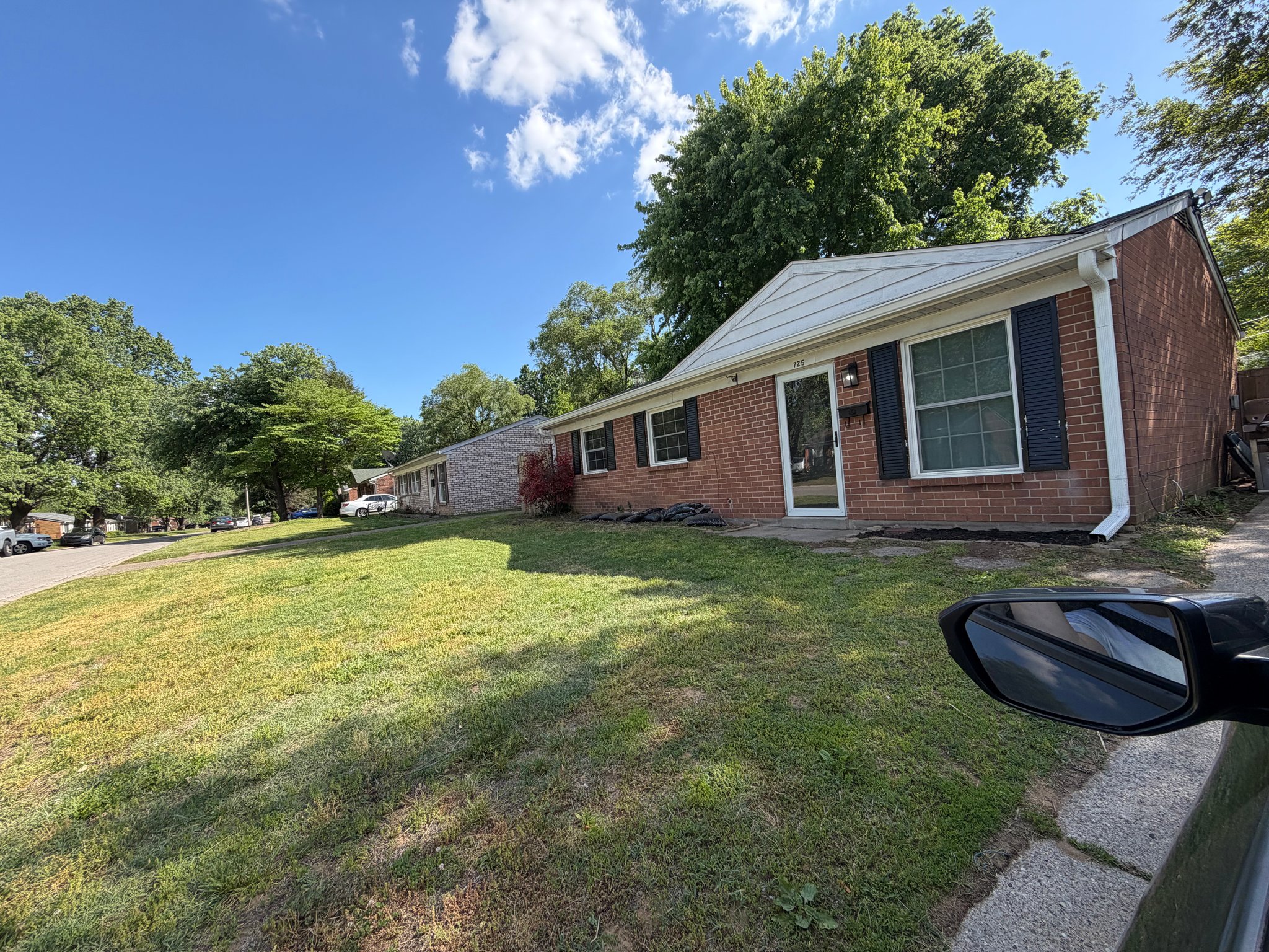 Jeffersonville House: 725 Goyne Dr