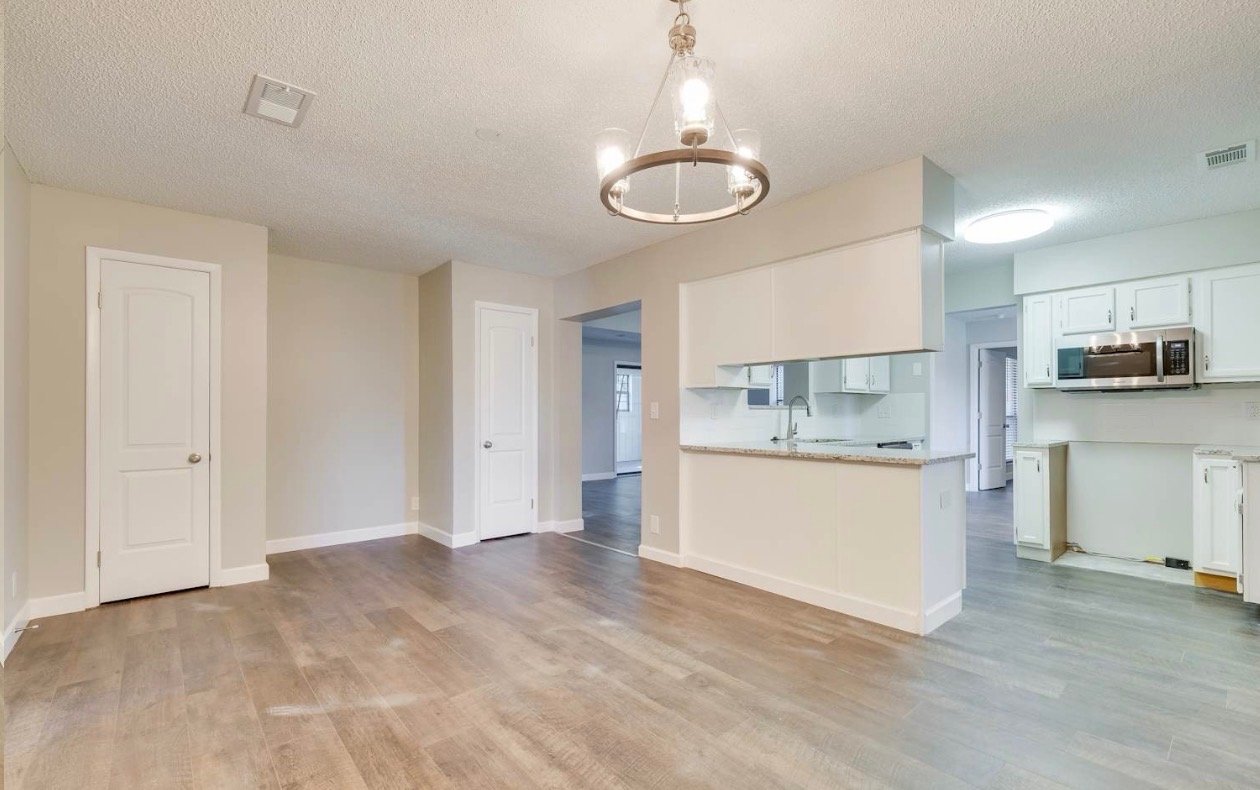 Jacksonville House: 6241 Cranberry Ln E