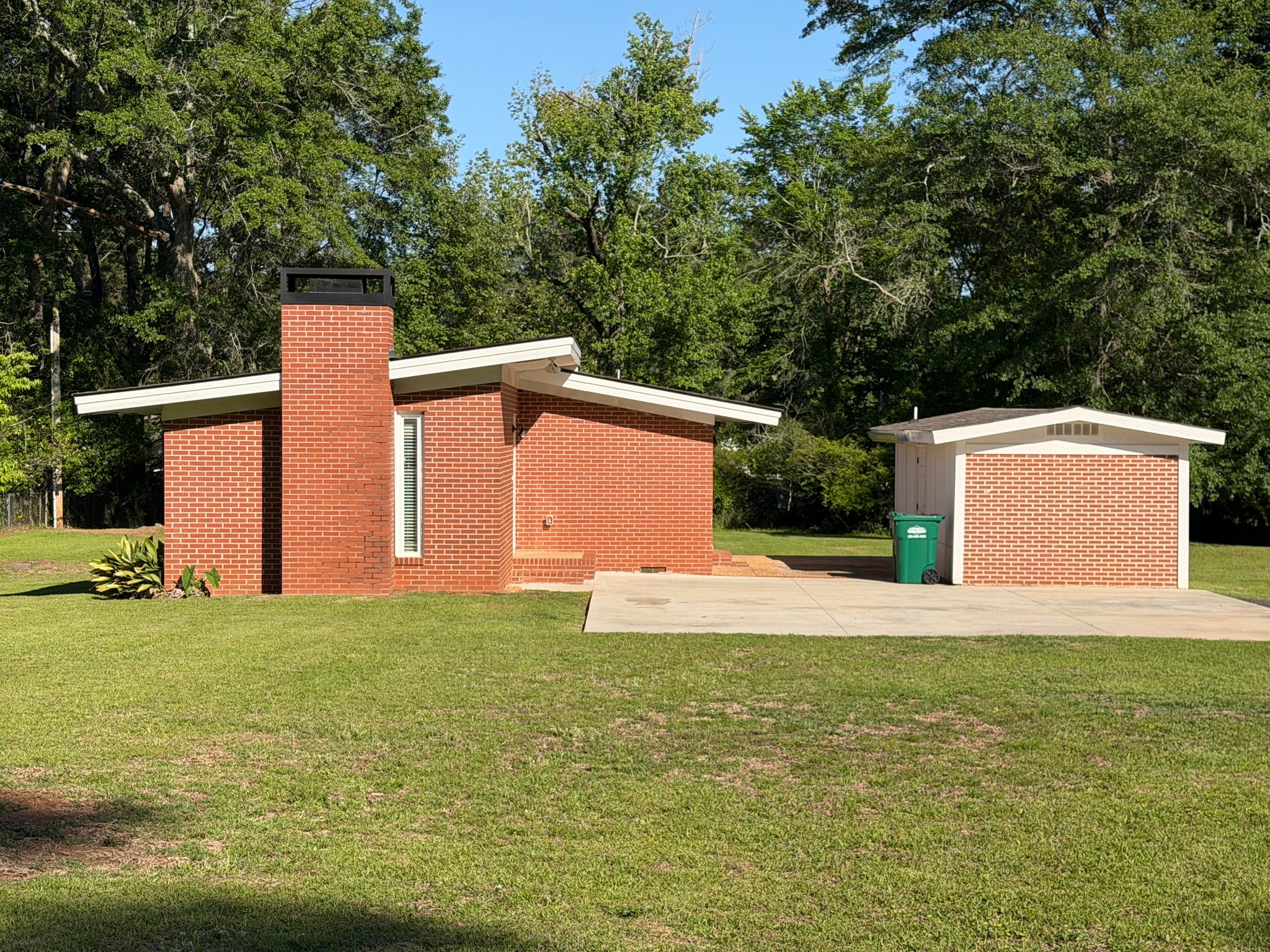 Albany House: 1016 Forrest Glen Dr