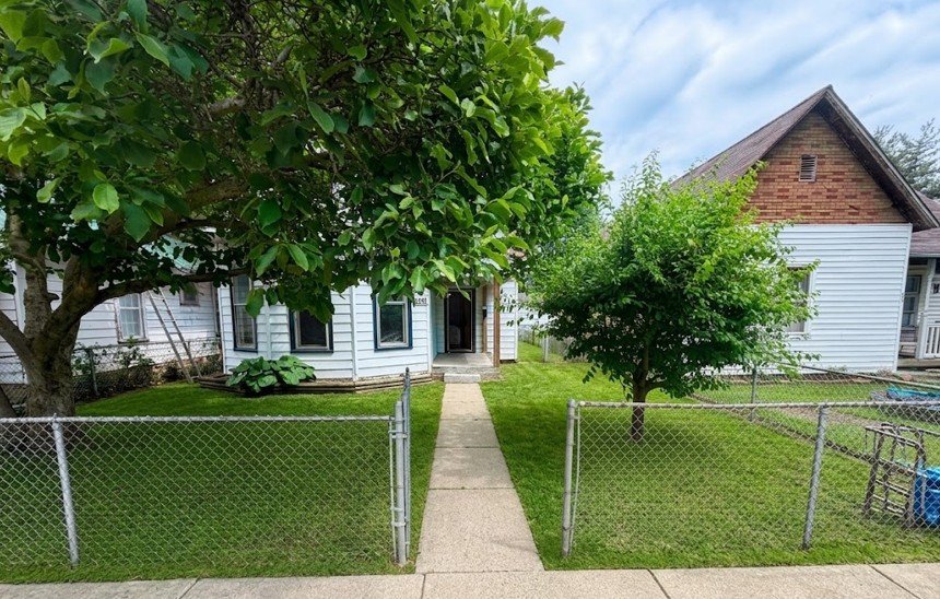 Terre Haute House: 1532 Woodley Ave