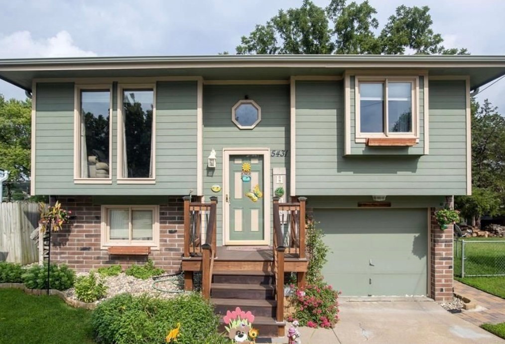 Omaha House: 5431 S 48th Ave