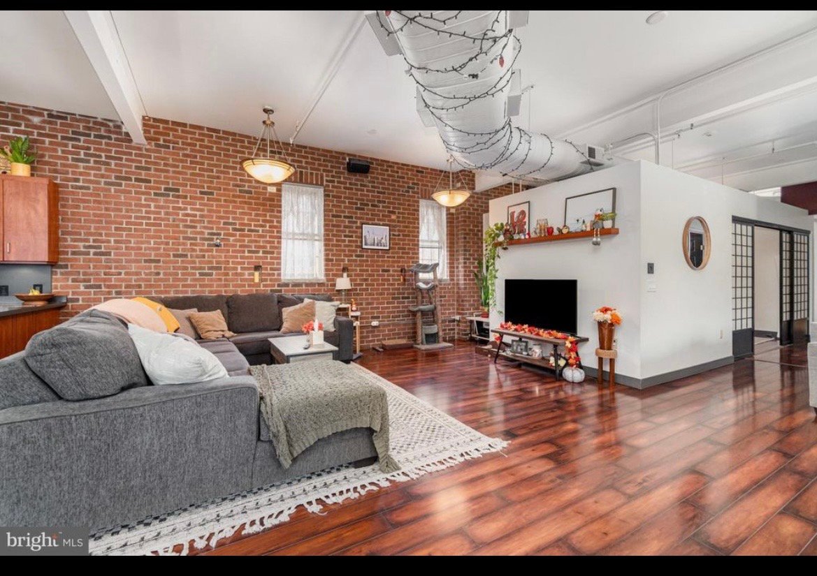 Minersville Apartment: 18 E Sunbury St