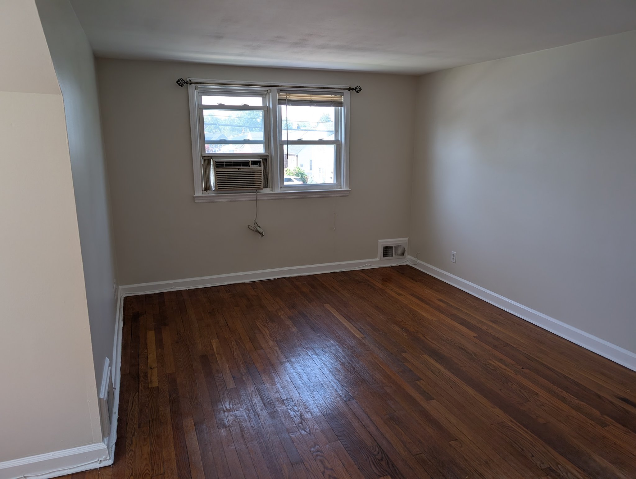 Union Single Room: 2563 Hawthorne Ave