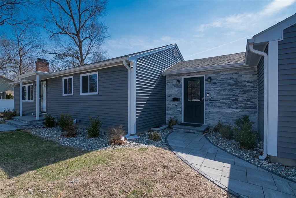 South Hadley House: 412 Granby Road