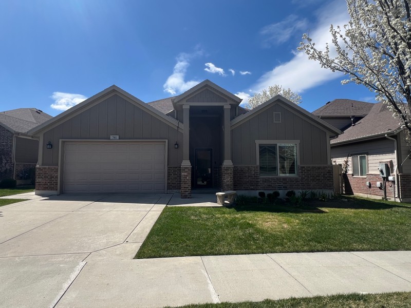 Sandy House: 761 W Oak Green Dr