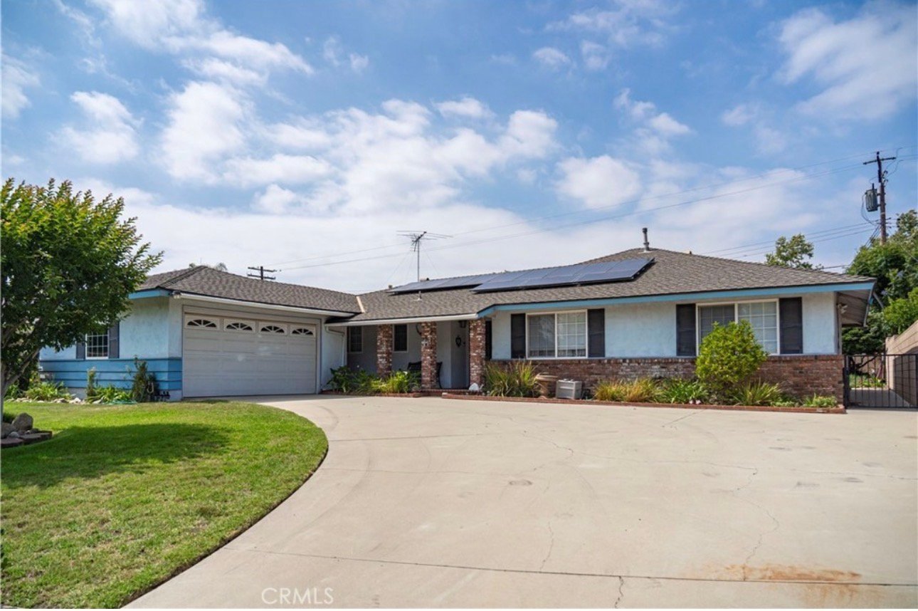 Ontario House: 1050 W La Deney Dr