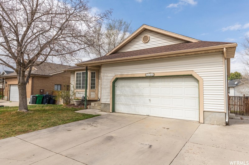 Sandy House: 8146 S Angel St