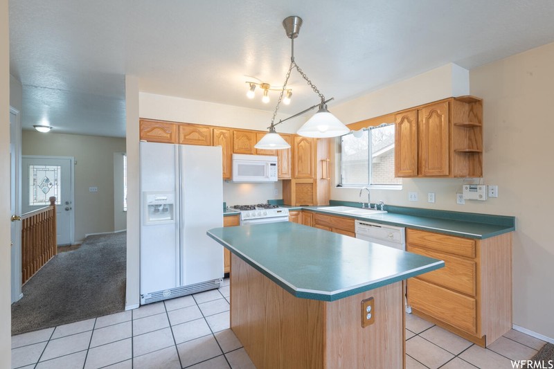 Sandy House: 8146 S Angel St