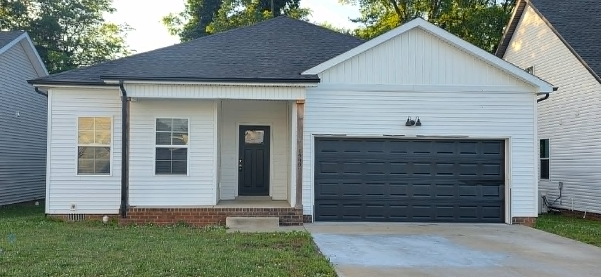 Bowling Green House: 1999 Spring Lake Cir