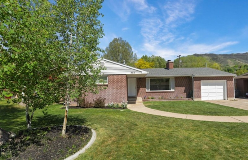 Logan House: 376 Lauralin Dr