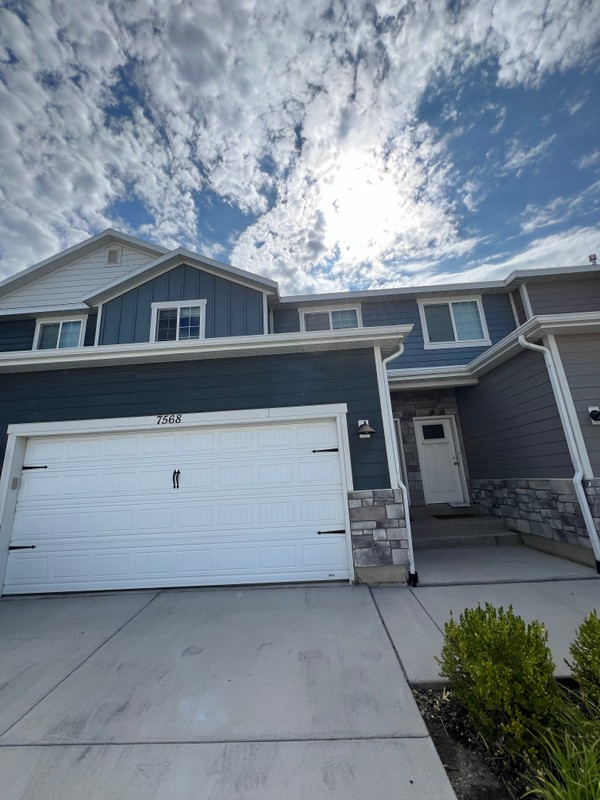 Eagle Mountain Townhome: 7568 N Hutch Ln