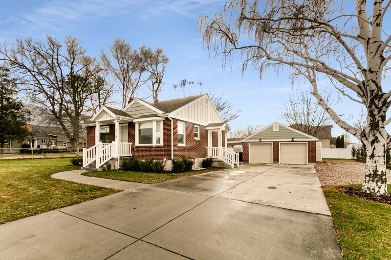 Sandy House: 518 E 11000 S