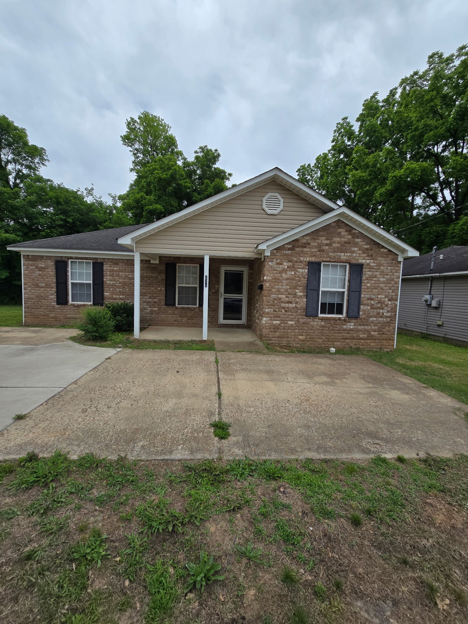 Jackson House: 216 Simms St
