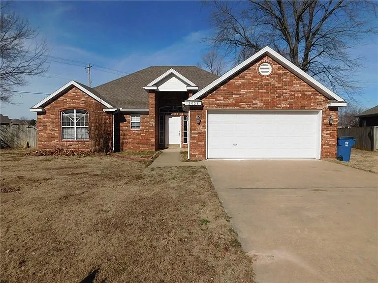 Bentonville House: 2008 SW Spruce Rd