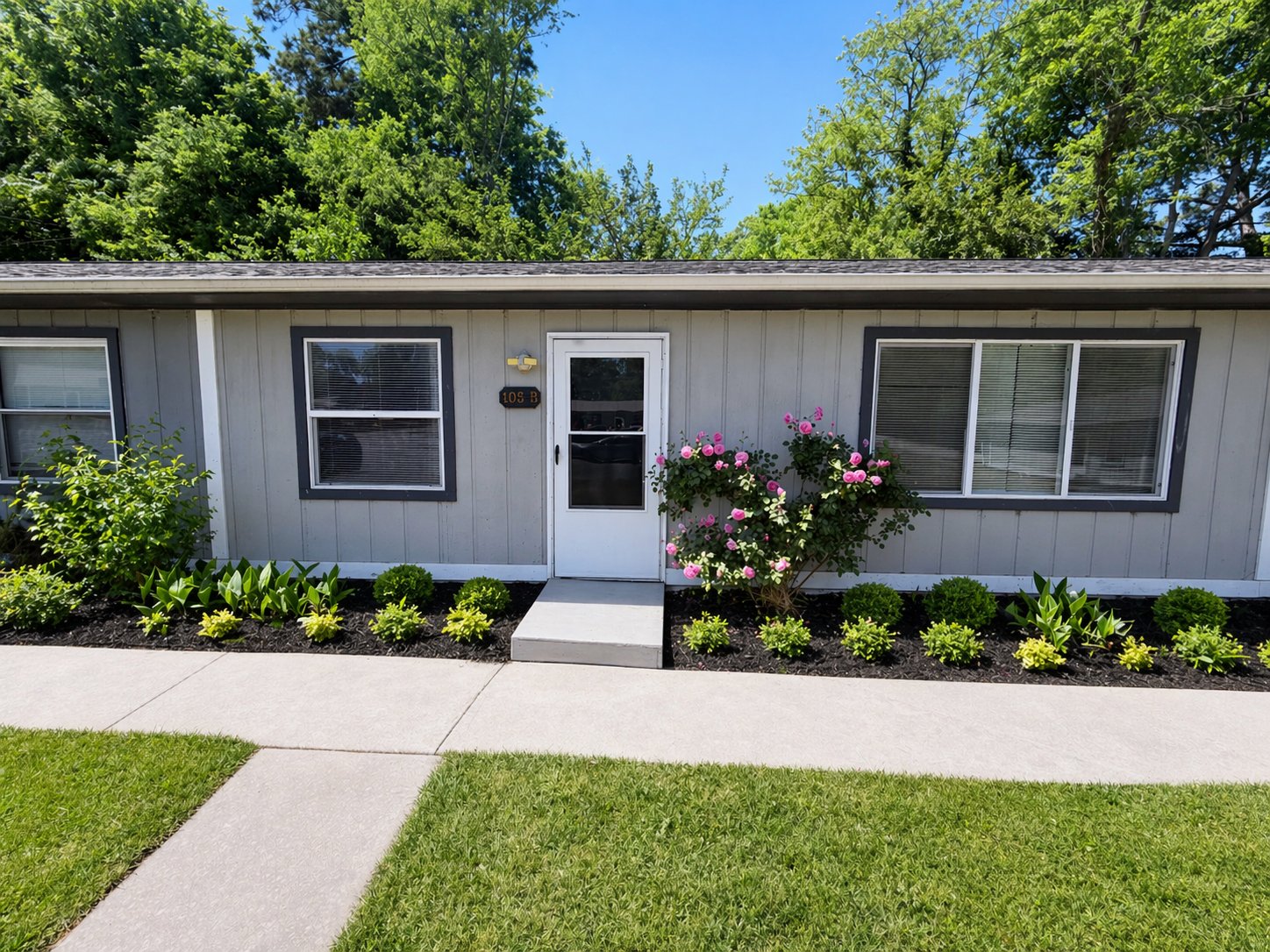 Greenwood Apartment: 100 Mckellar hill