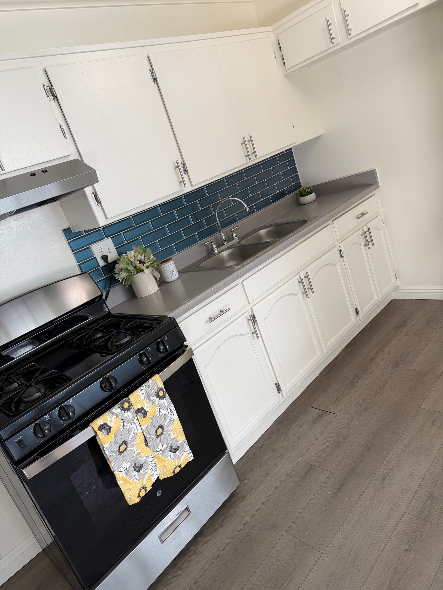 Van Nuys Apartment: 6932 Woodley Ave
