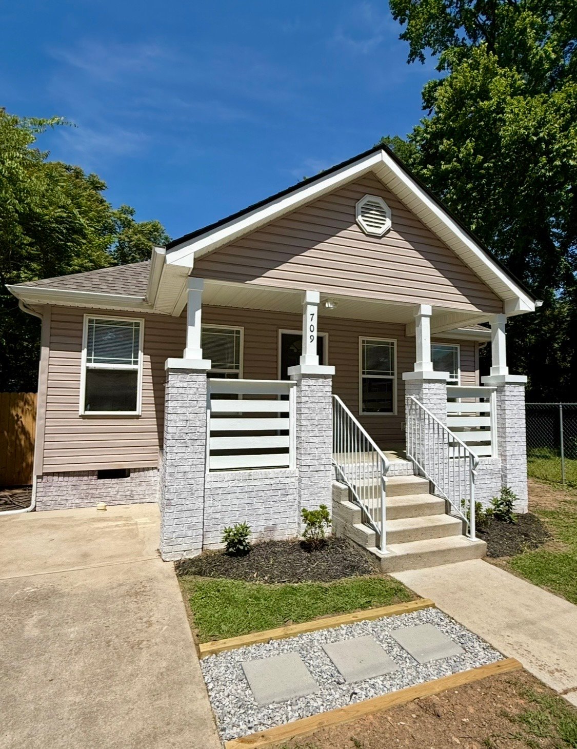 Chattanooga House: 709 N Holly St