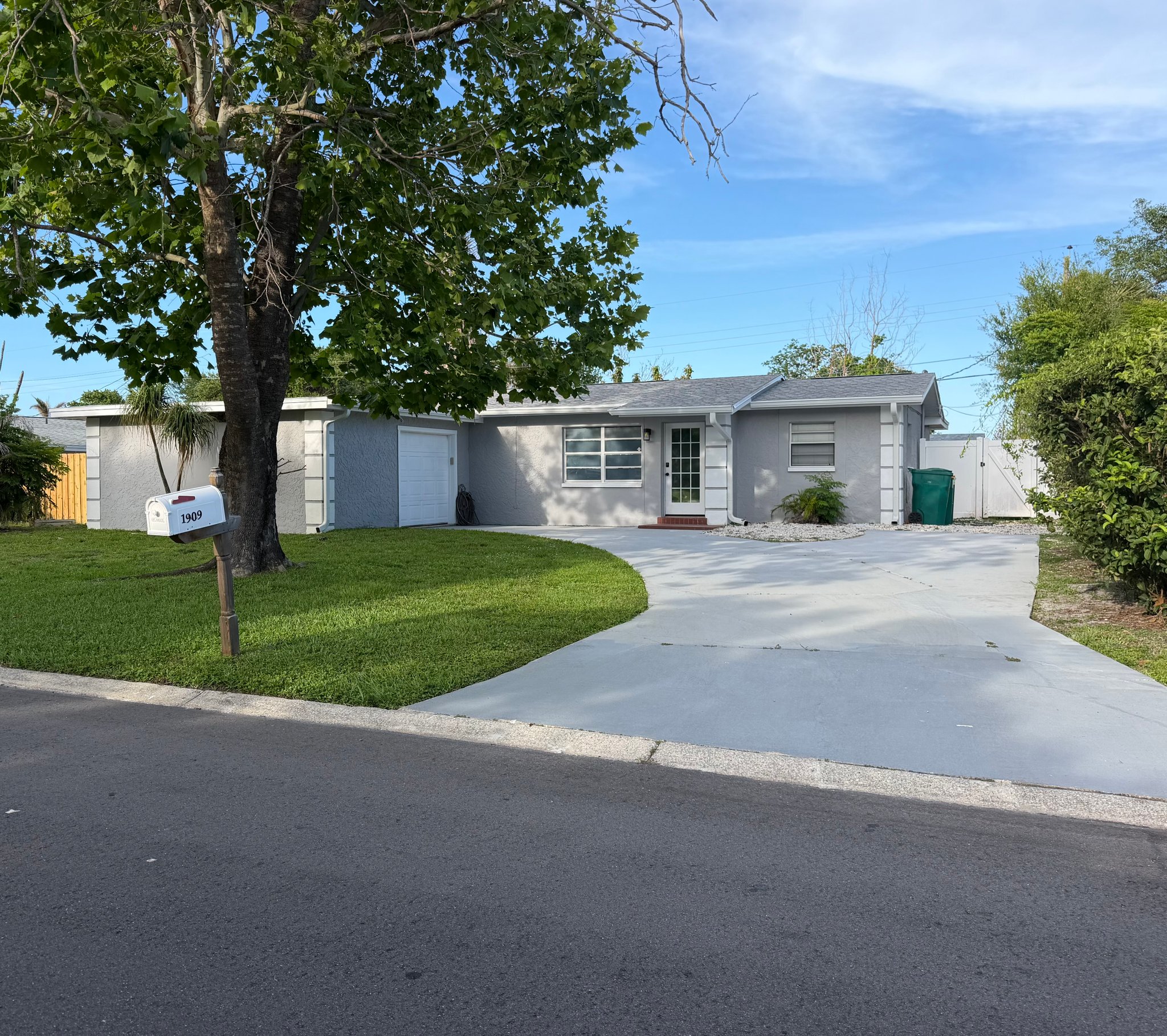 Melbourne House: 1909 Oakwood Dr