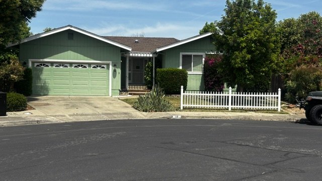 Brentwood House: 18 Canterbury Ct