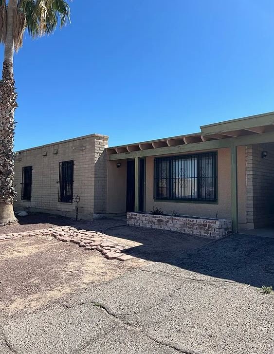 Tucson House: 6027 S Lostan Ave