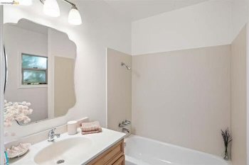 El Cerrito House: 7307 Hotchkiss Ave