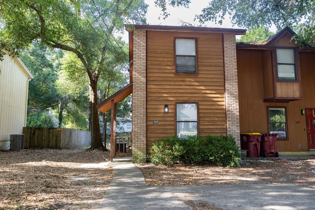 Crestview Townhome: 107 Hampton Dr