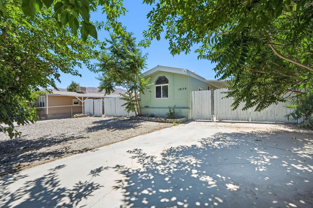 Hesparia House: 19179 Monterey St