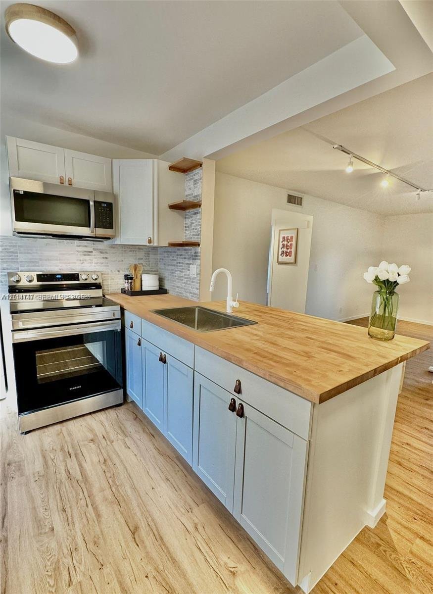 Pompano Beach Condo: 715 Gardens Drive 103