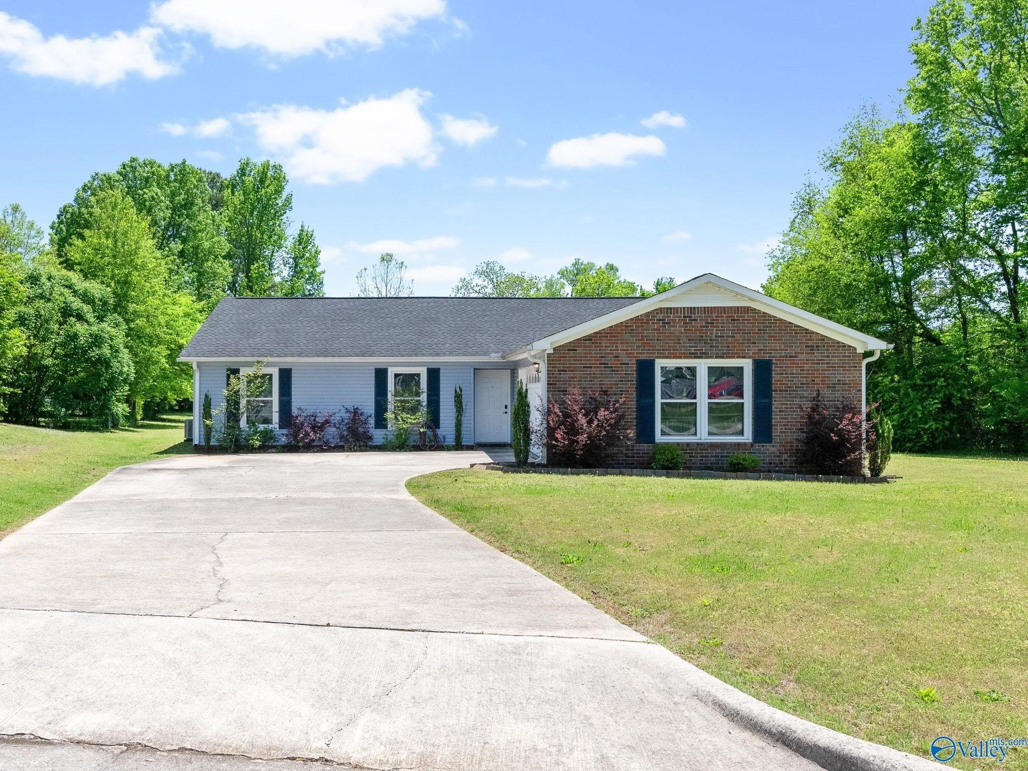 Madison House: 105 Whisperbrook Circle