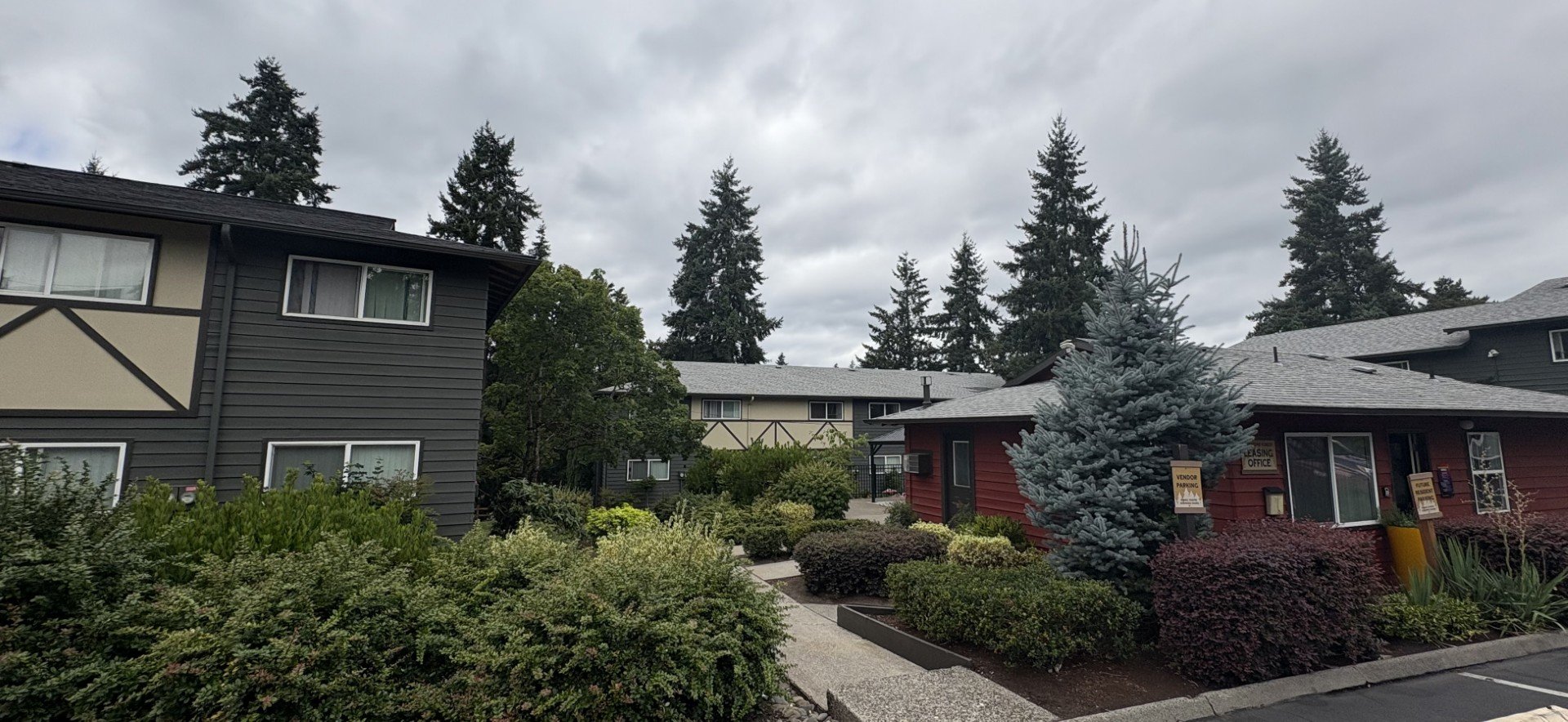 Gladstone Apartment: 17400 Webster Road