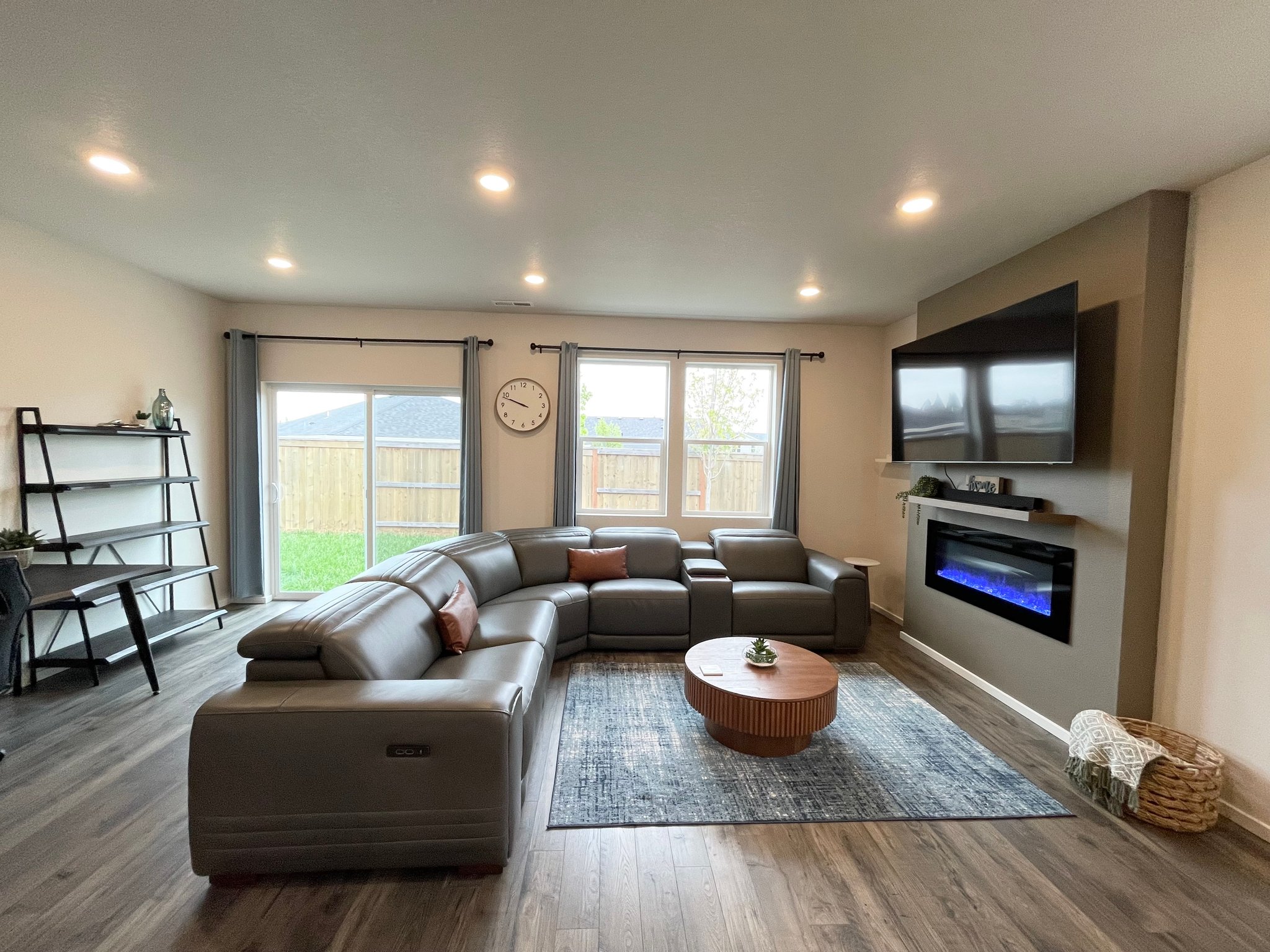 Salem House: 434 Greencrest St NE