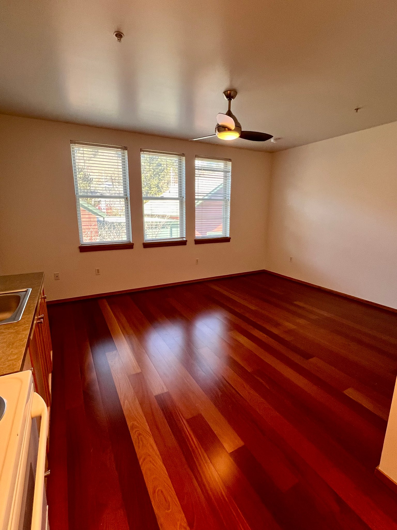 Portland Apartment: 3535 s Corbett Ave