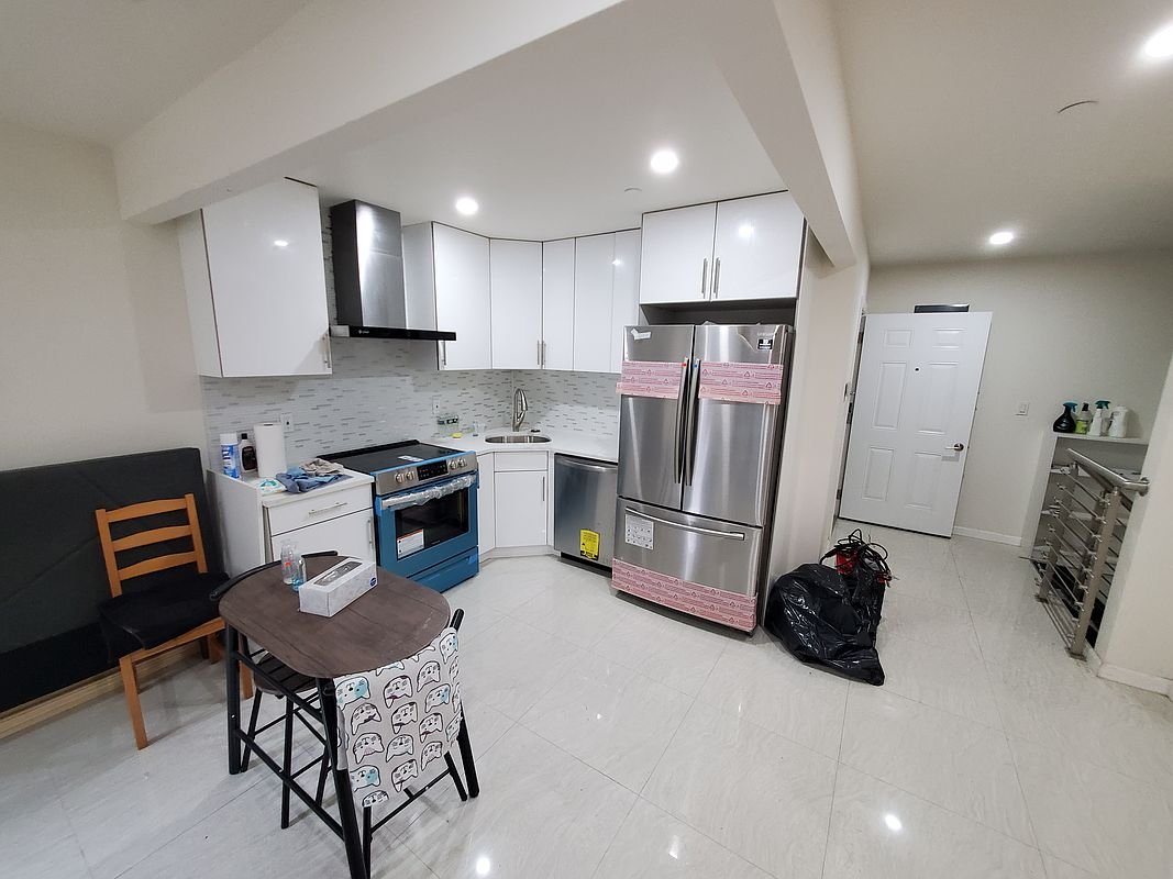 Brooklyn House: 756 40th St #1