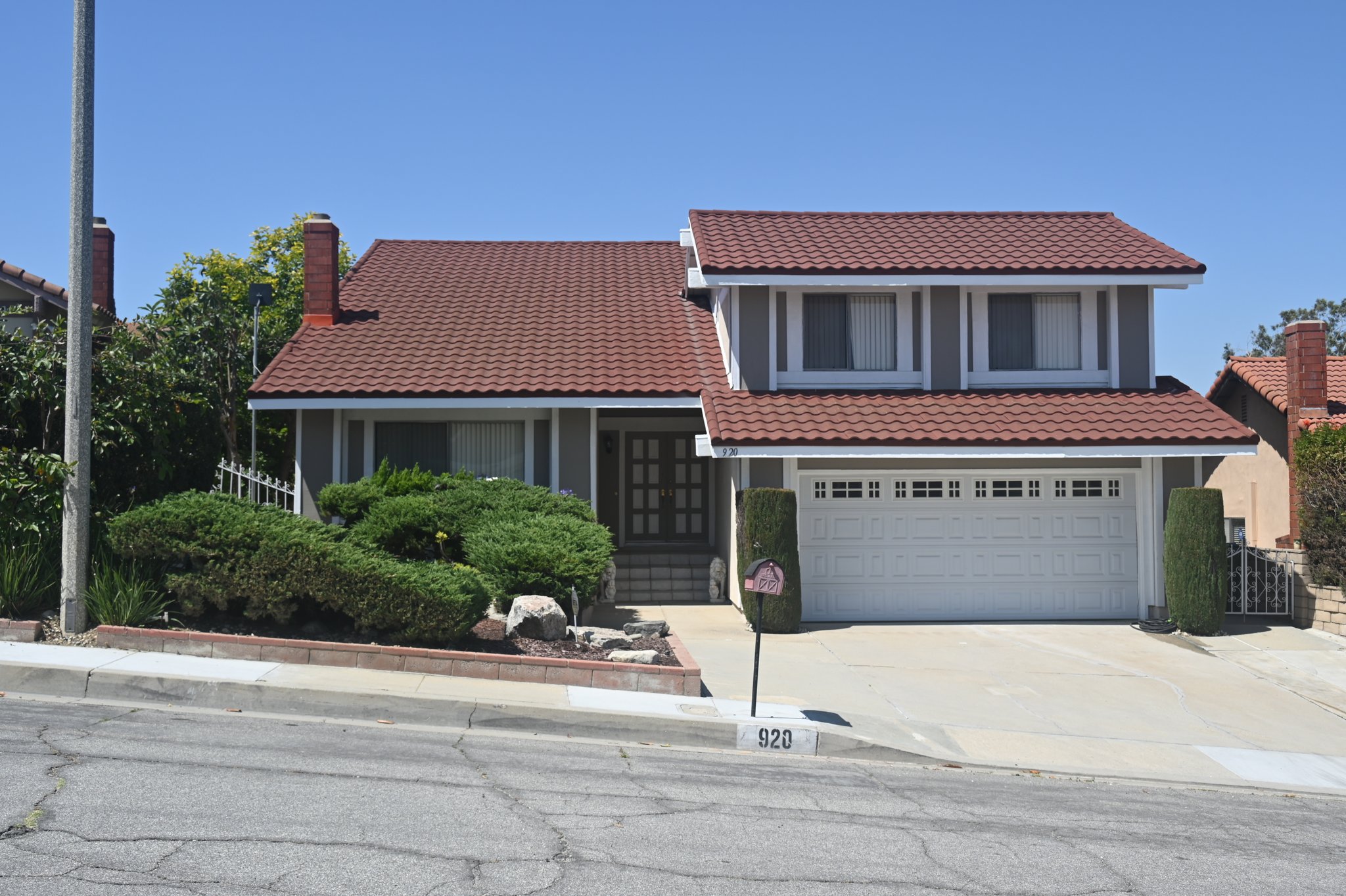 Montebello House: 920 W Adams Ave