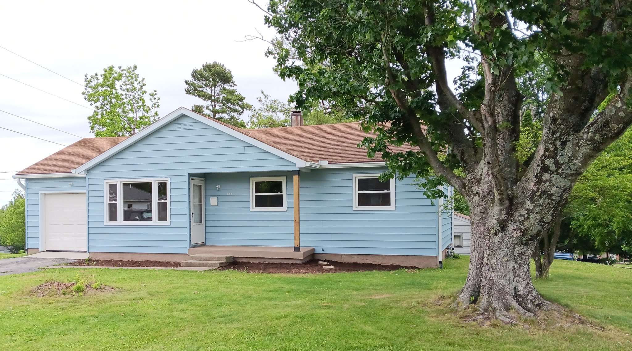 Hillsboro House: 144 S Glenn St