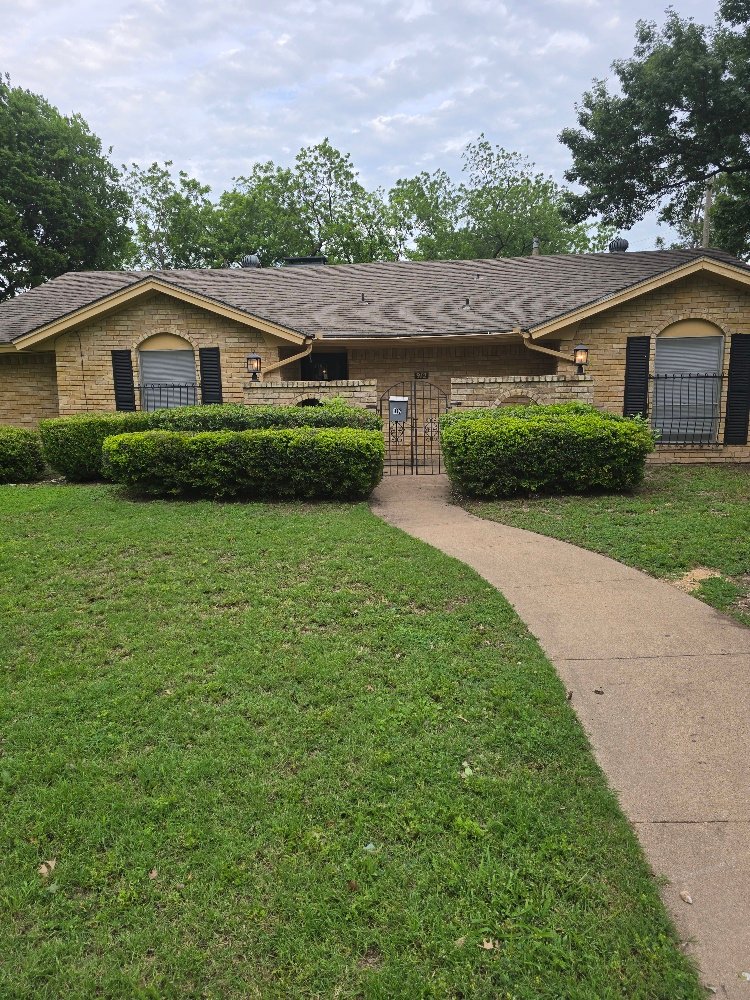 Desoto House: 912 Oak Trail