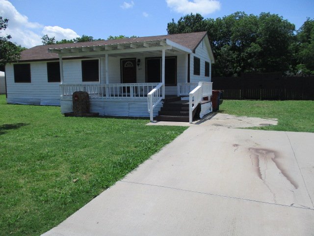 Farmersville House: 605 Jackson St