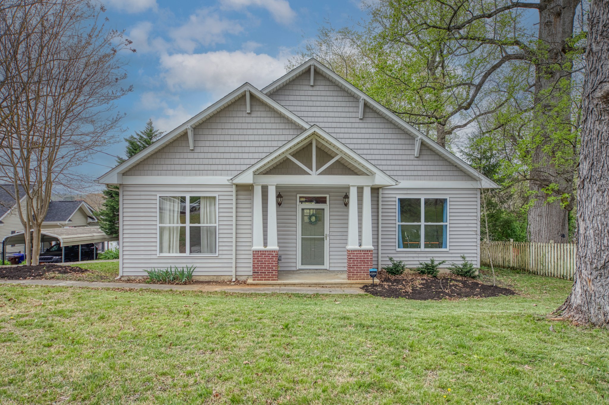 Oak Ridge House: 141 Northwestern Ave