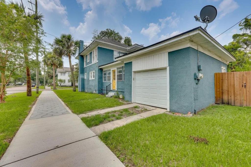 jacksonville House: 105 W 11th st