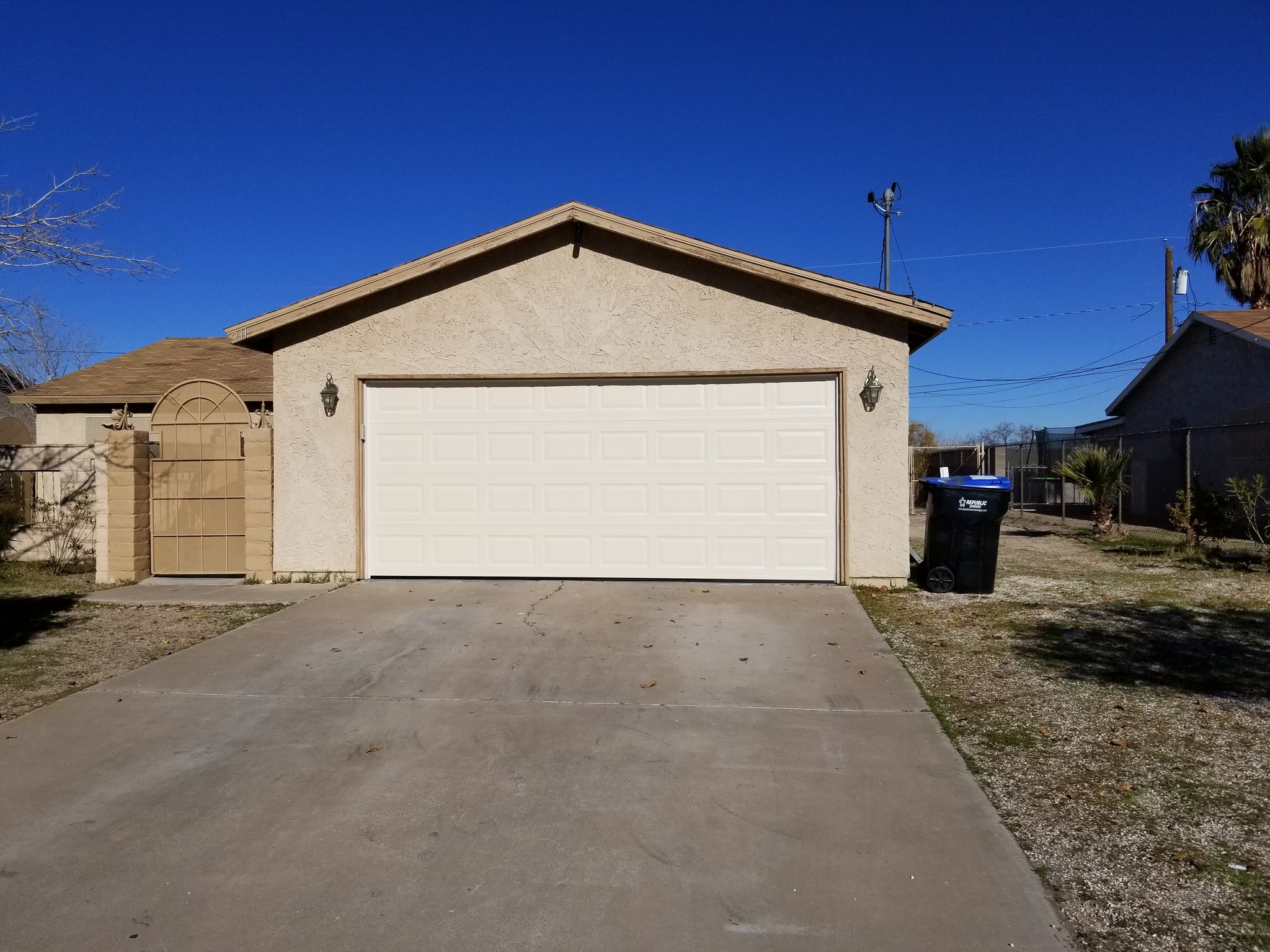 Henderson House: 541 E Rolly St