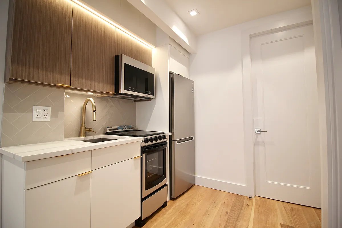 New York Apartment: 223 E 96th St