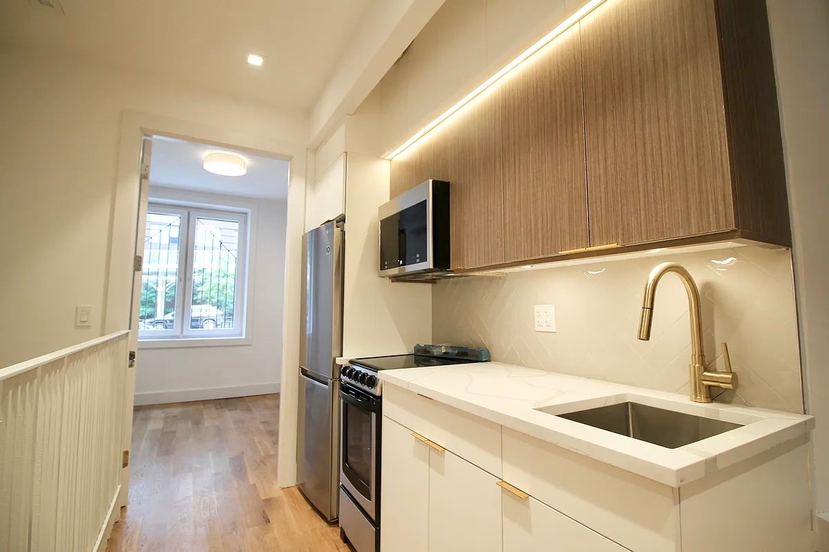 New York Apartment: 223 E 96th St