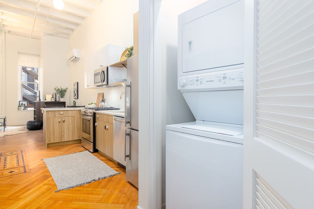 Chicago Condo: 84 E Adams St