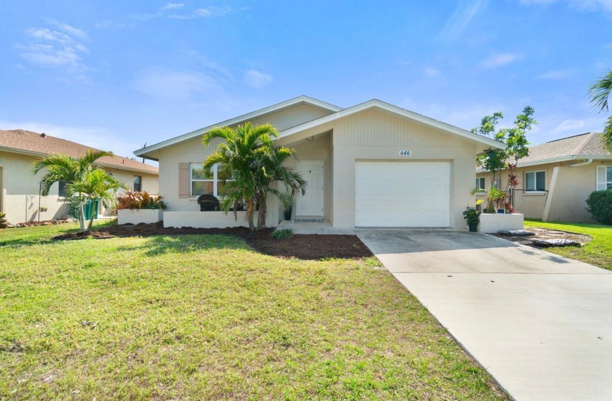Naples House: 646 99th Ave N