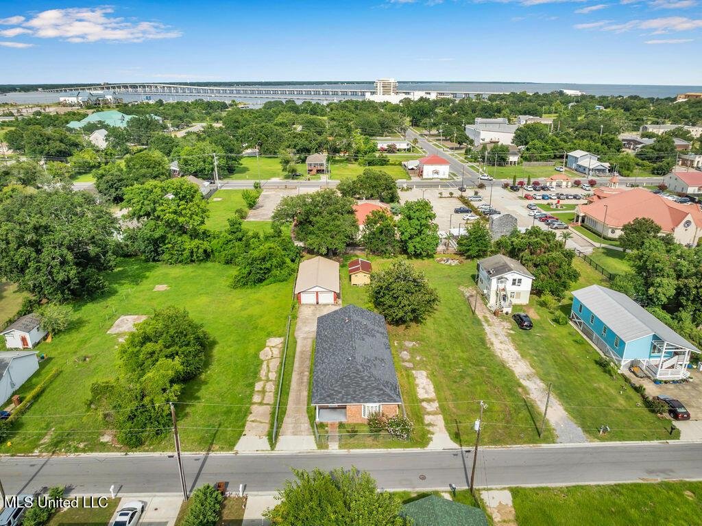 Biloxi House: 172 Hoxie St