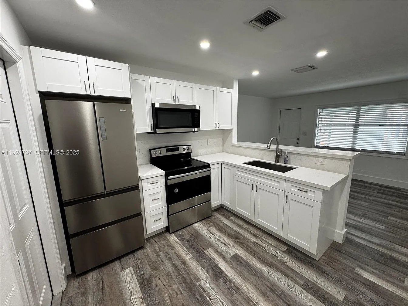 Hollywood Multiplex: 2030 Taylor St